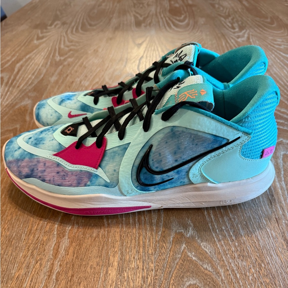 NIKE Men’s Kyrie Low 5 Community Multicolor Athletic Basketball Shoes Size 13